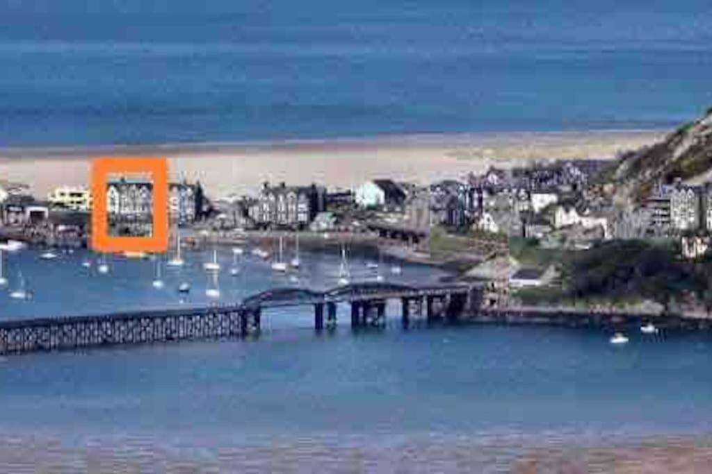 Harbourside 2 Bed Apartment, Bridge Views * Barmouth